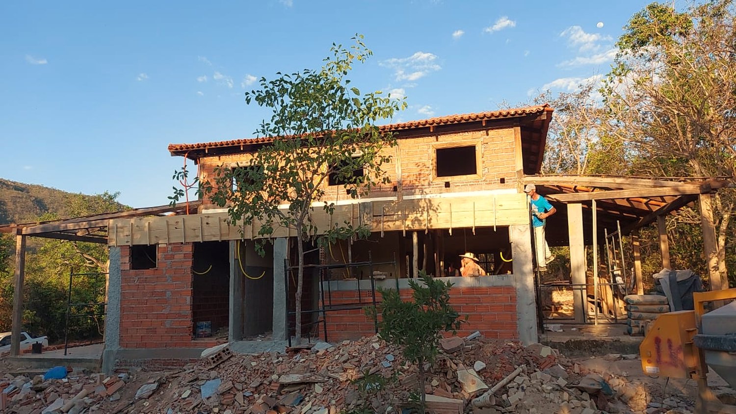 Casarão durante a obra de restauração, com tijolo aparente